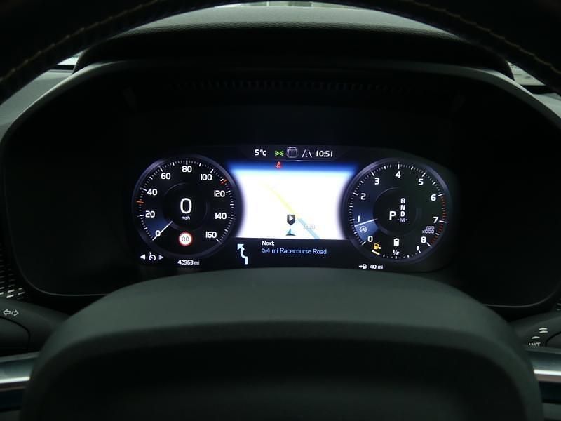 Begagnad Volvo XC40 R-Design Pro 2020 Röd SUV