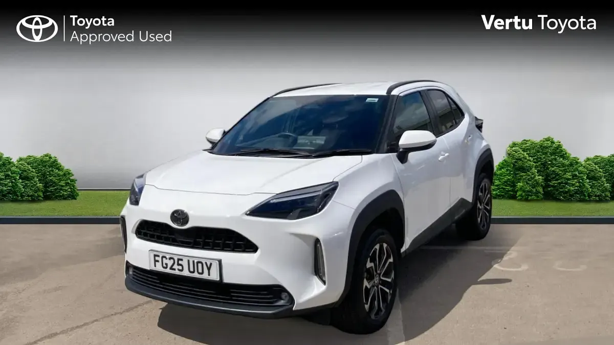 Used Toyota Yaris Hybrid Design 116 HP (85 kW) 2025 Pure white (solid paint) Estate