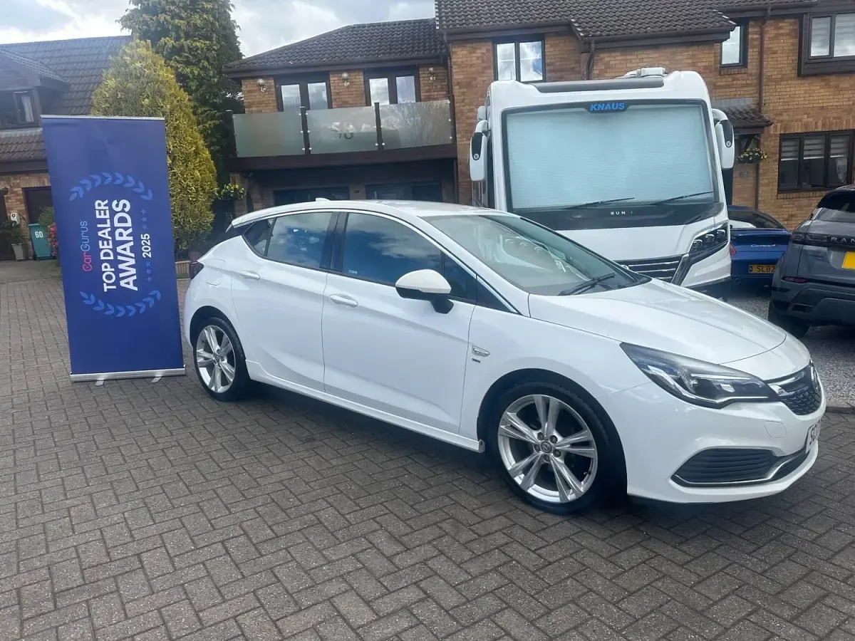 Używany Vauxhall Astra SRi 150 KM (110 kW) 2017 Biały Hatchback