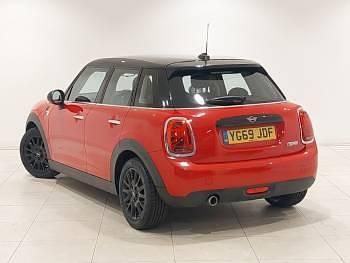 Begagnad Mini Cooper Classic 136 HK (100 kW) 2019 Röd Halvkombi