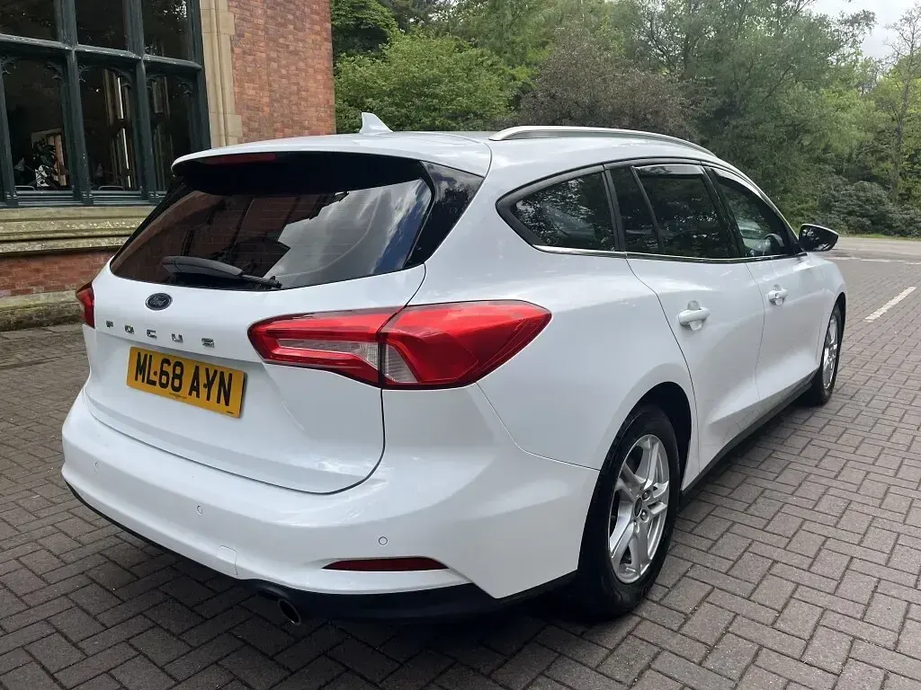 Used Ford Focus Zetec 125 HP (91 kW) 2018 White Estate
