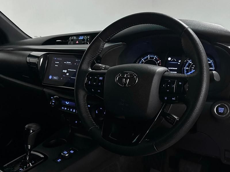 Used Toyota HiLux 204 HP (150 kW) 2025 Silver Pickup