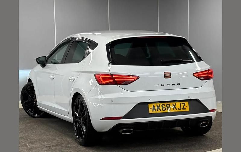 Used Seat Leon CUPRA 285 HP (209 kW) 2018 White Hatchback