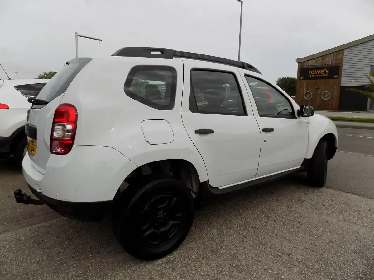 Used Dacia Duster Ambiance 110 HP (80 kW) 2017 White SUV