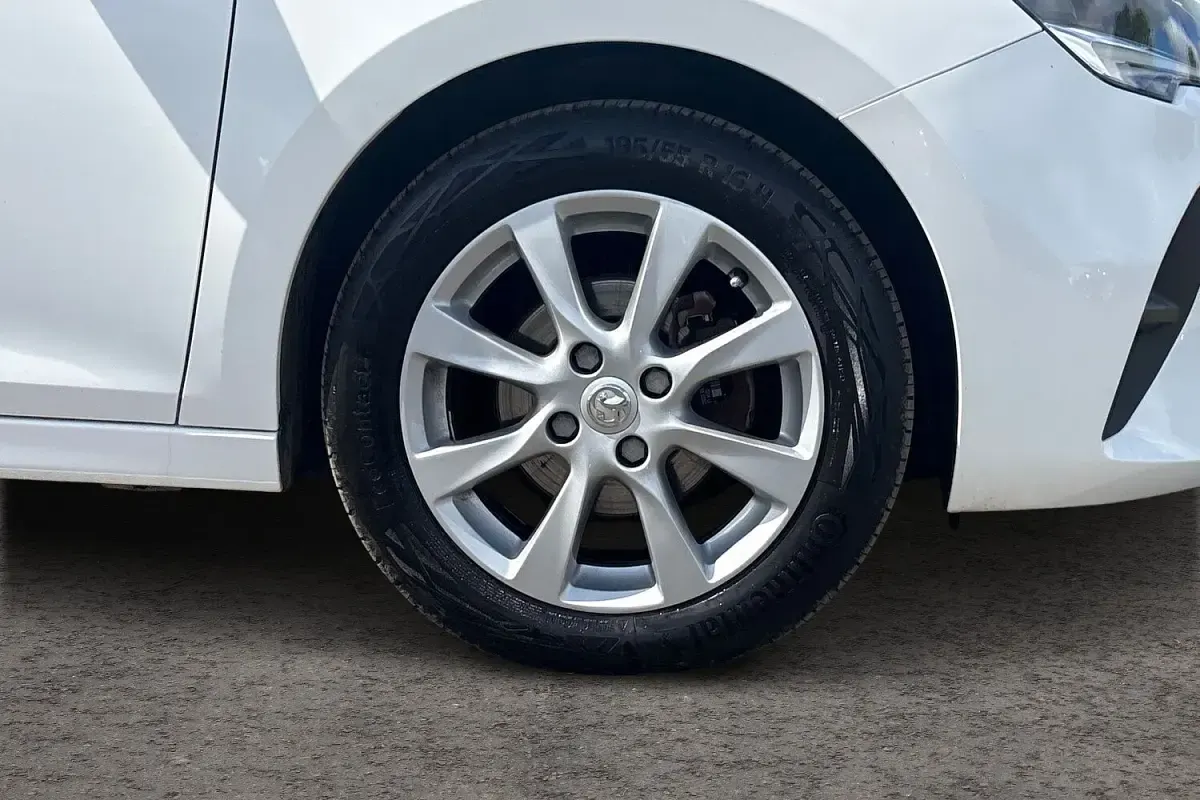 Used Vauxhall Corsa Design Edition 75 HP (55 kW) 2022 Arctic white Hatchback