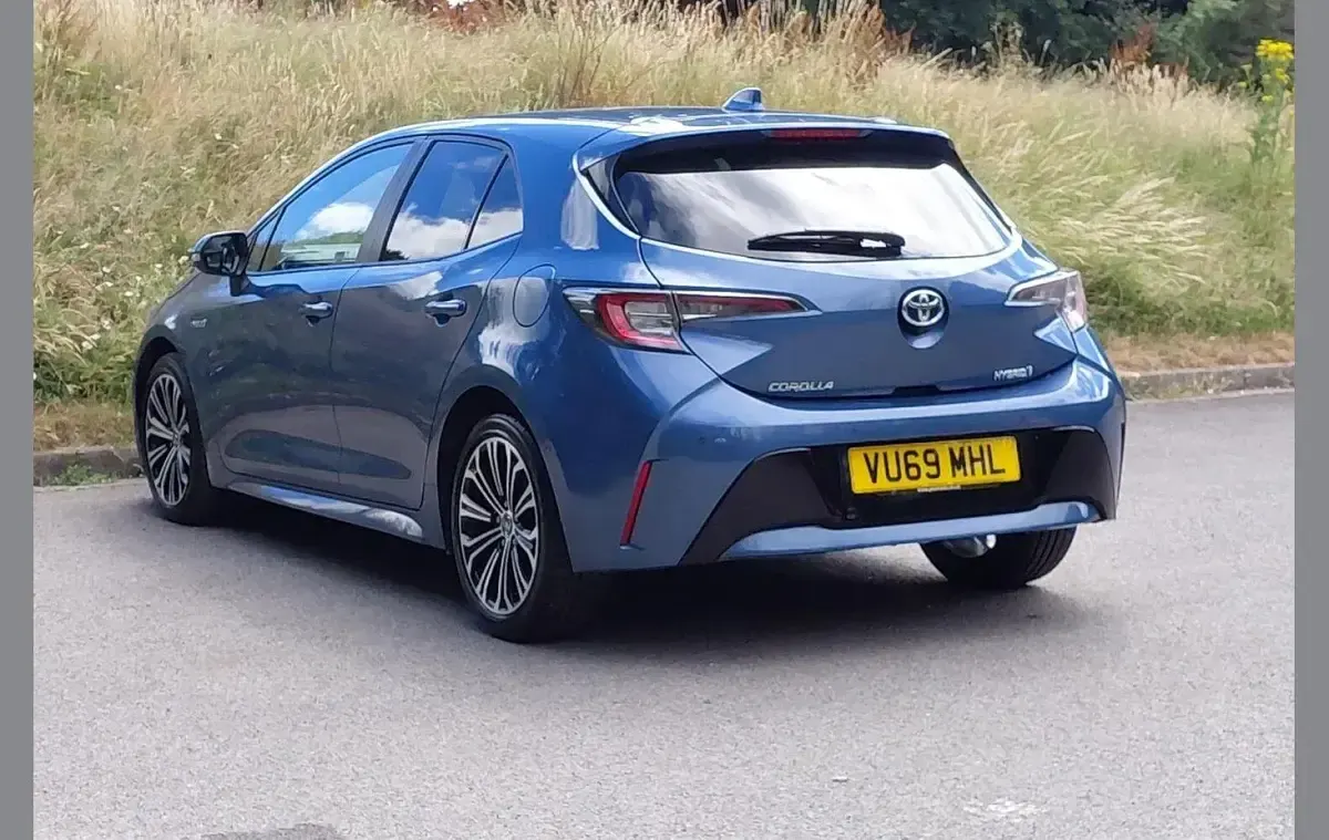Used Toyota Corolla Design 122 HP (89 kW) 2019 Blue Hatchback