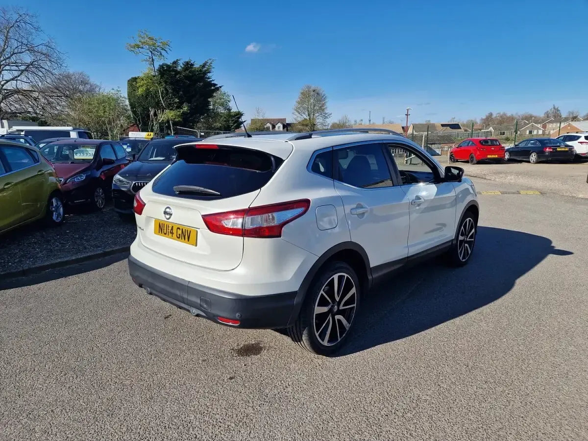Used Nissan Qashqai Tekna 2014 White SUV