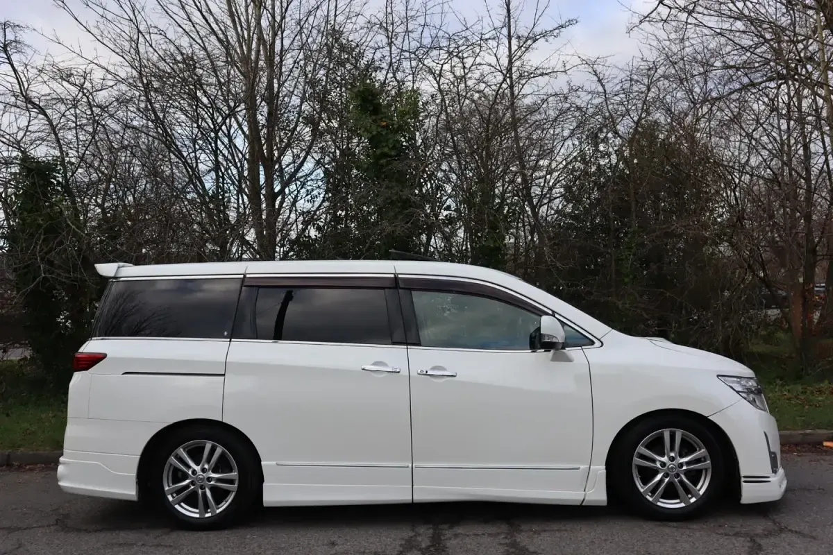 Używany Nissan Elgrand 2010 Biały Minivan