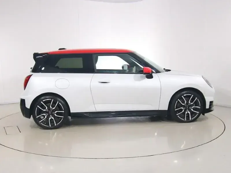 Used Mini Cooper SE Hatch 158 kW (215 HP) 2024 White Hatchback