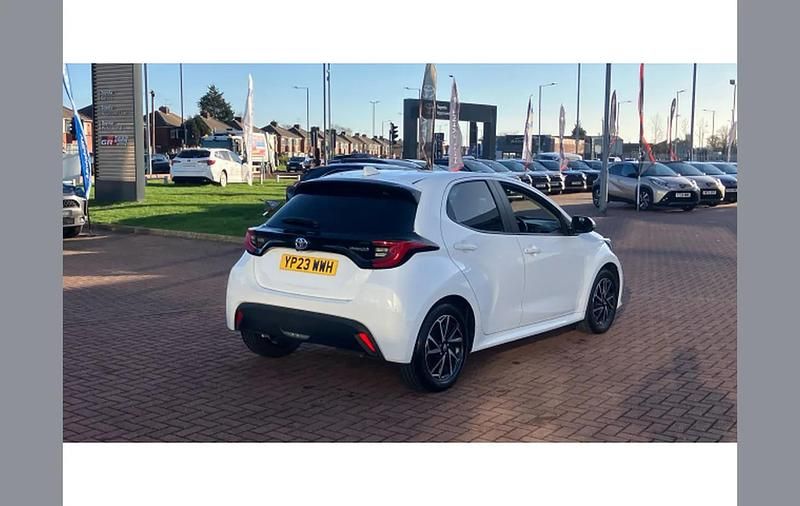 Used Toyota Yaris Hybrid Design 116 HP (85 kW) 2023 White Hatchback