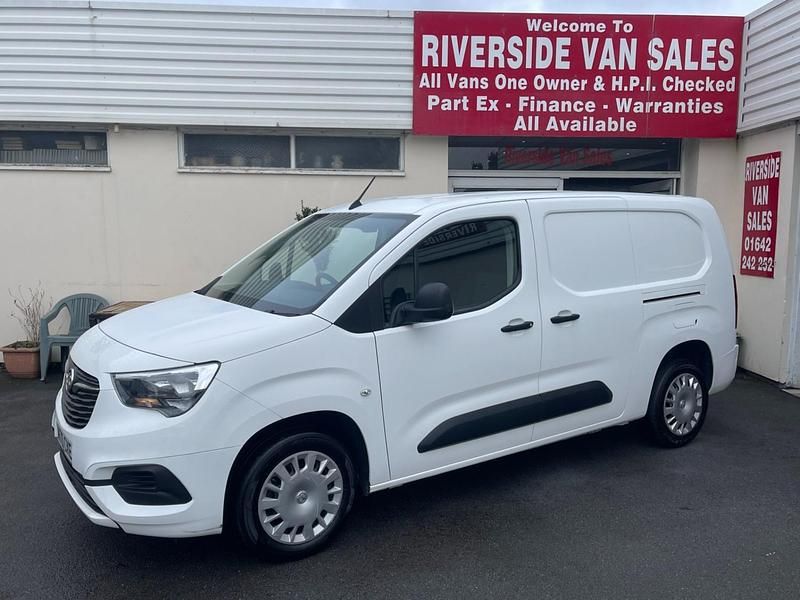 Usado Vauxhall Combo Sportive 100 HP (73 kW) 2020 Branco Monovolume