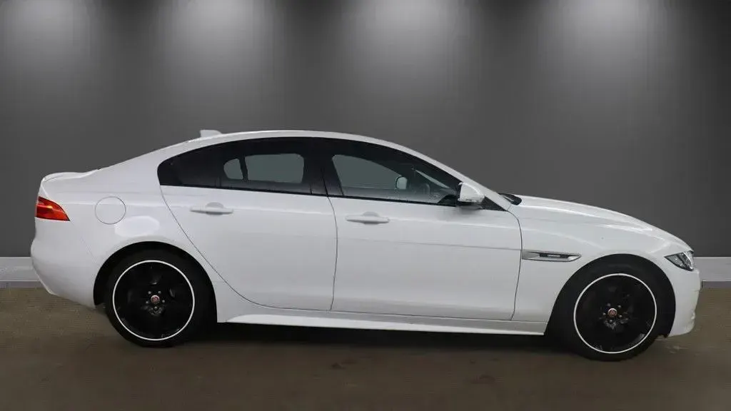Used Jaguar XE Ingenium 200 HP (147 kW) 2019 White Sedan