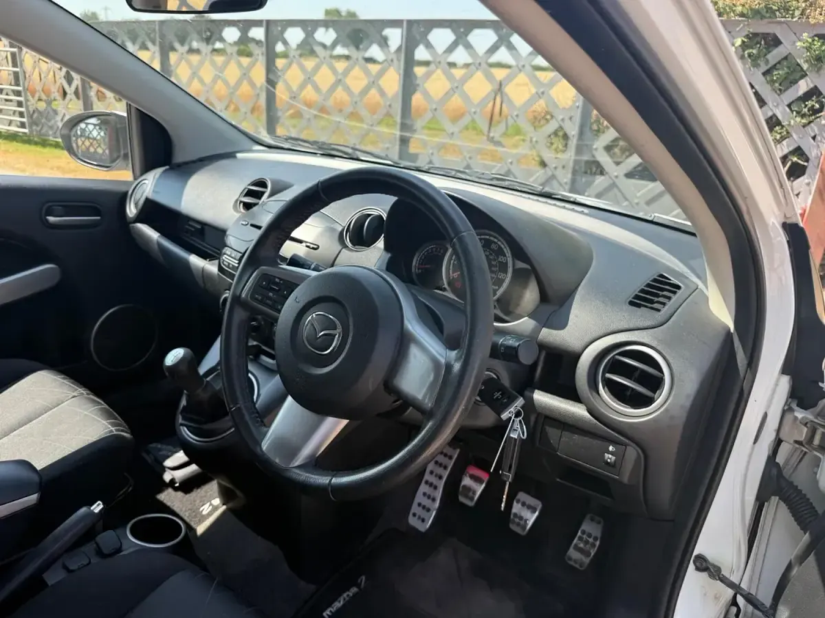 Used Mazda 2 2011 White Hatchback
