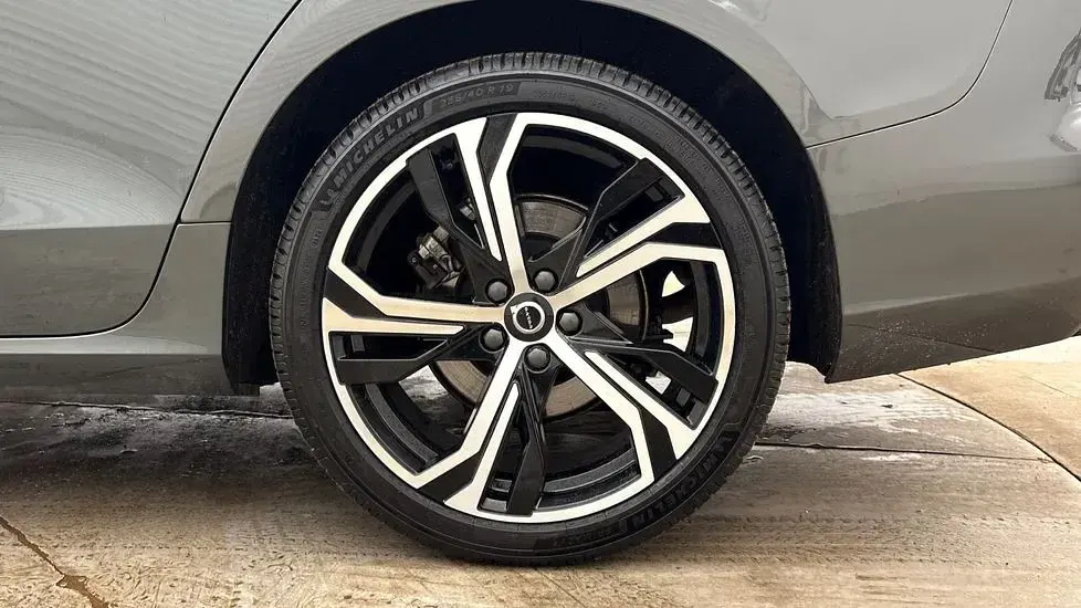 Usado Volvo V60 Plus 197 HP (144 kW) 2025 Verde Carrinha