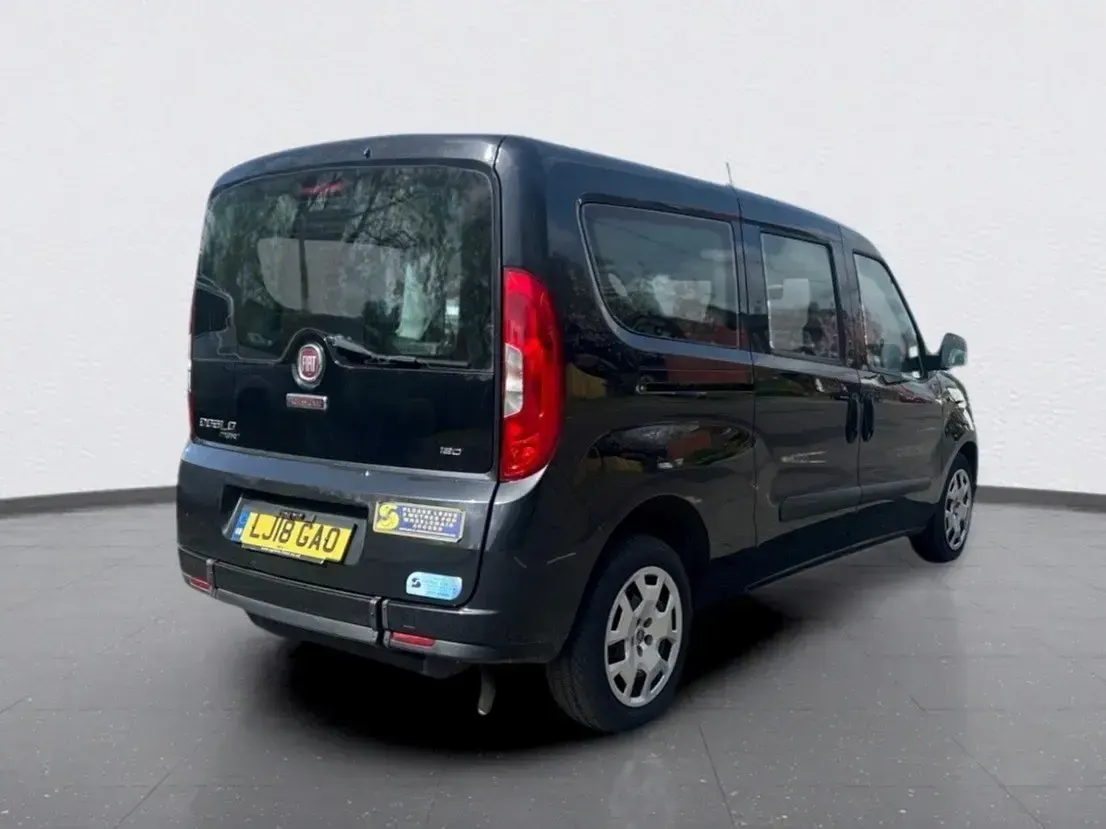 Begagnad Fiat Doblò 2018 Svart Minibuss
