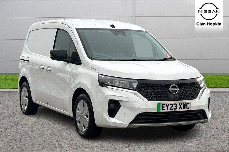 White Used 2023 Nissan Townstar Tekna MPV | £14,229 (Good price) - Image 1/4