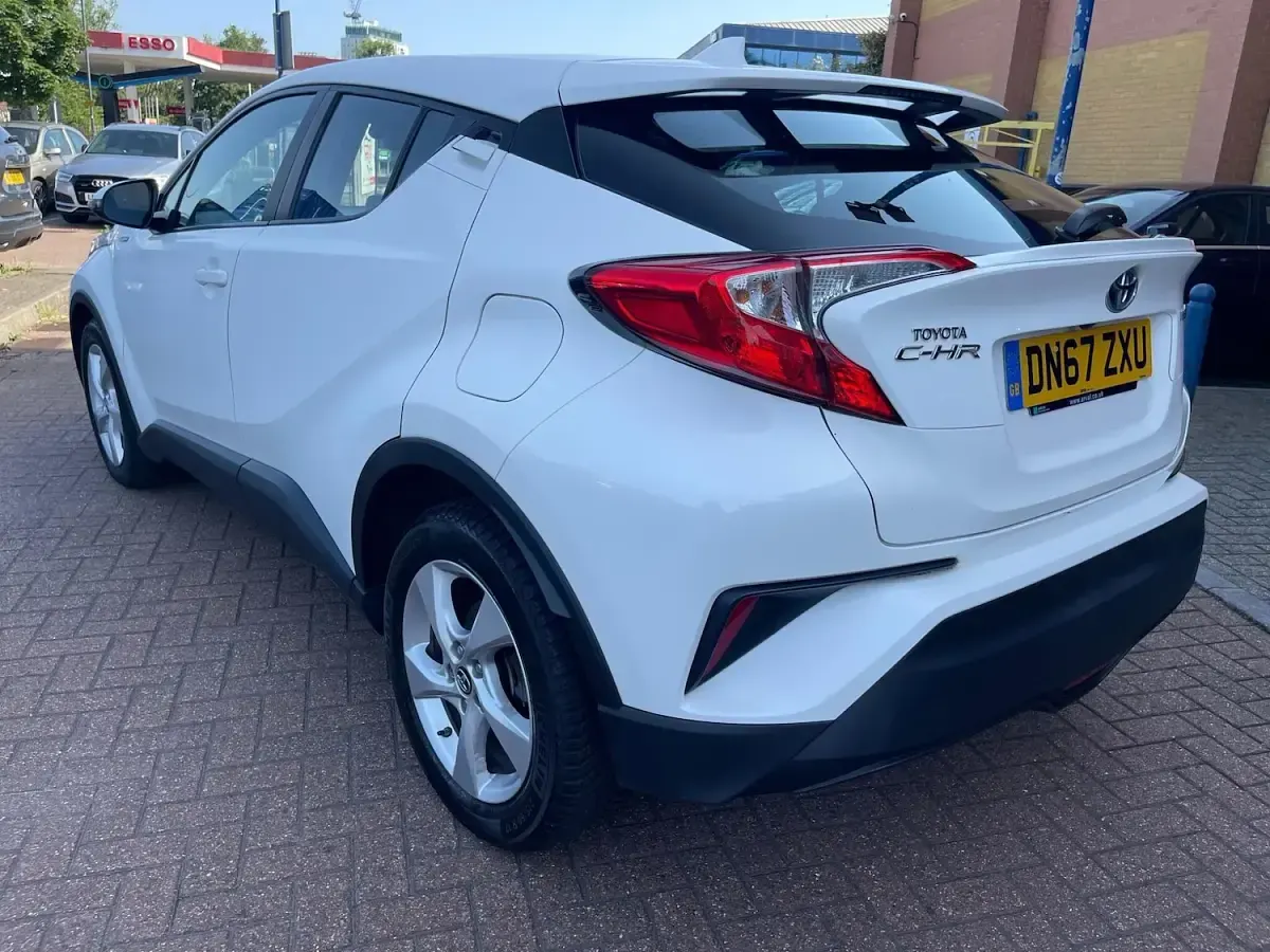 Used Toyota C-HR 122 HP (89 kW) 2017 White SUV