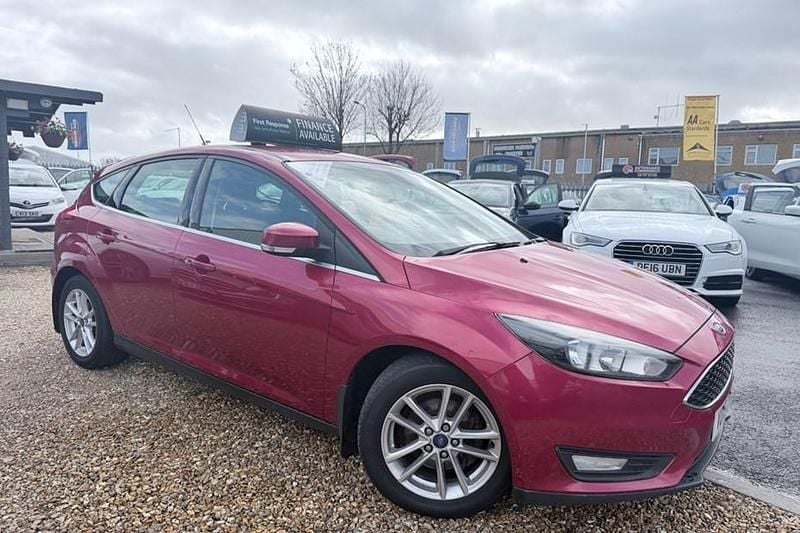 Used Ford Focus Zetec 115 HP (84 kW) 2015 Red Hatchback