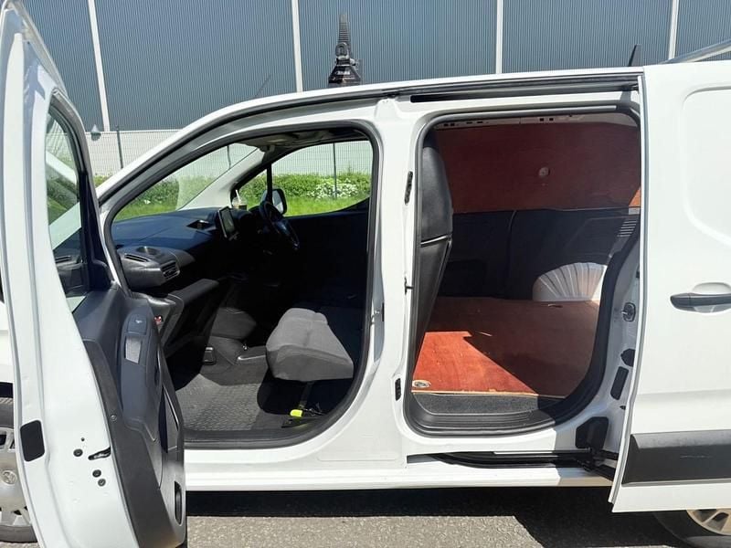 Used Vauxhall Combo Sportive 100 HP (73 kW) 2021 White MPV