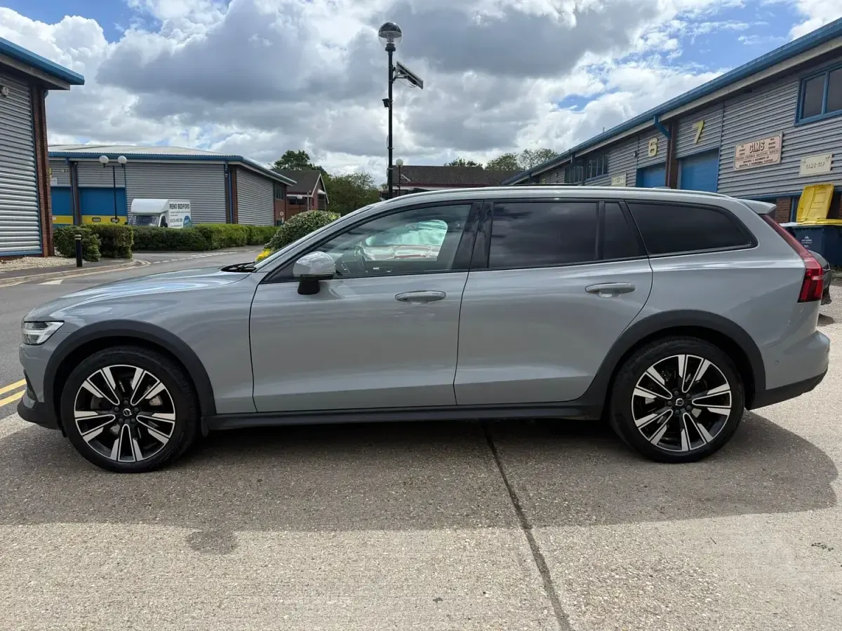 Used Volvo V60 CC Ultimate 250 HP (183 kW) 2023 Grey Estate