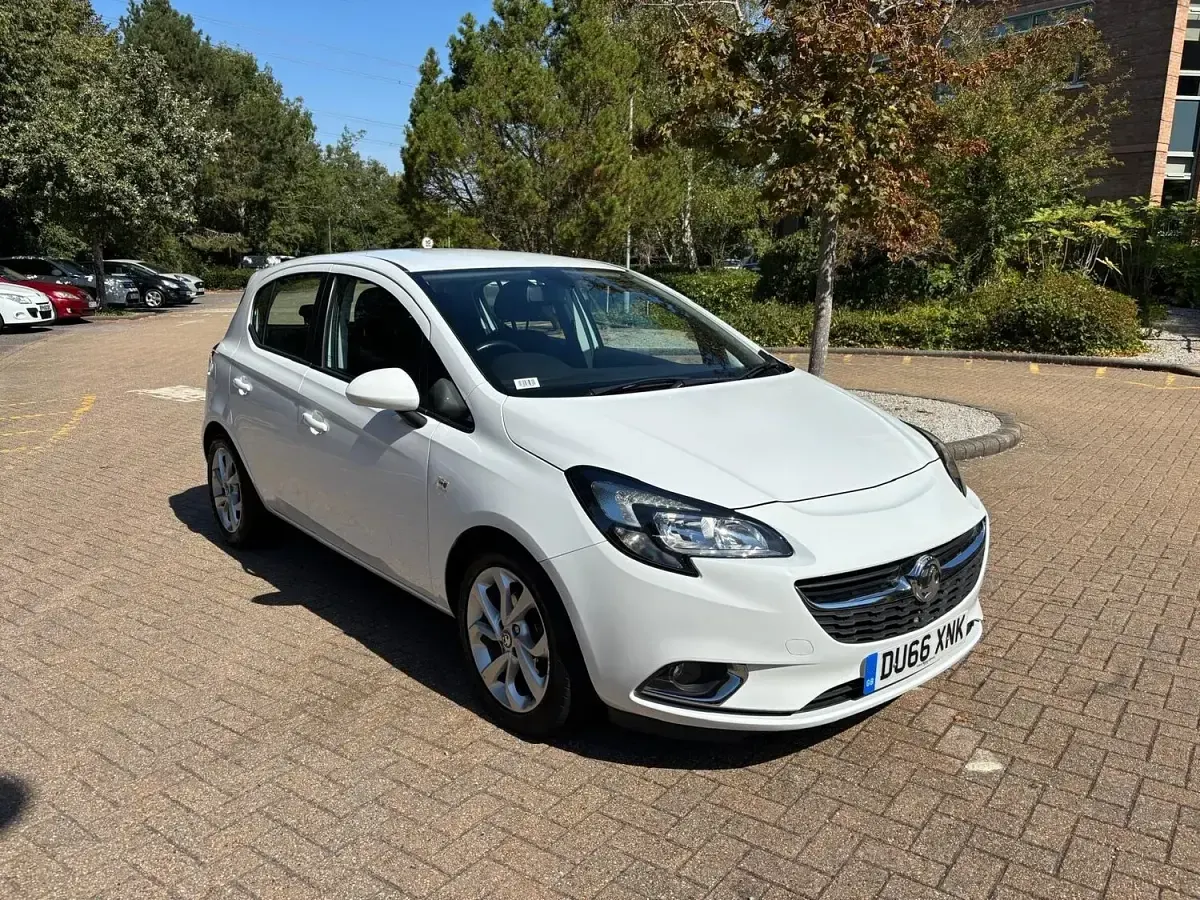 Used Vauxhall Corsa SRi 90 HP (66 kW) 2016 White Hatchback