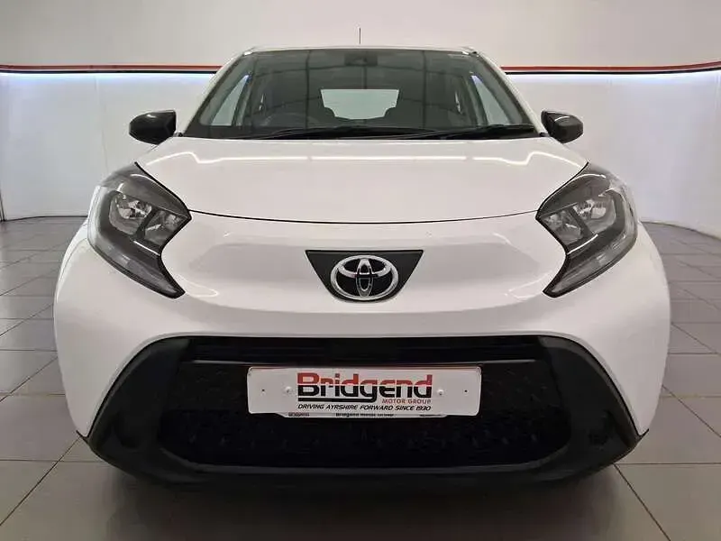 Used Toyota Aygo X PURE 72 HP (52 kW) 2023 White SUV