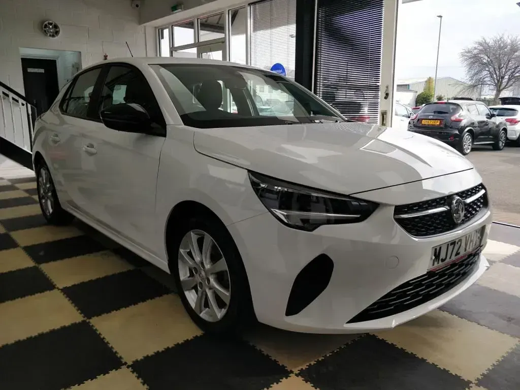 Used Vauxhall Corsa Design Edition 75 HP (55 kW) 2022 White Hatchback