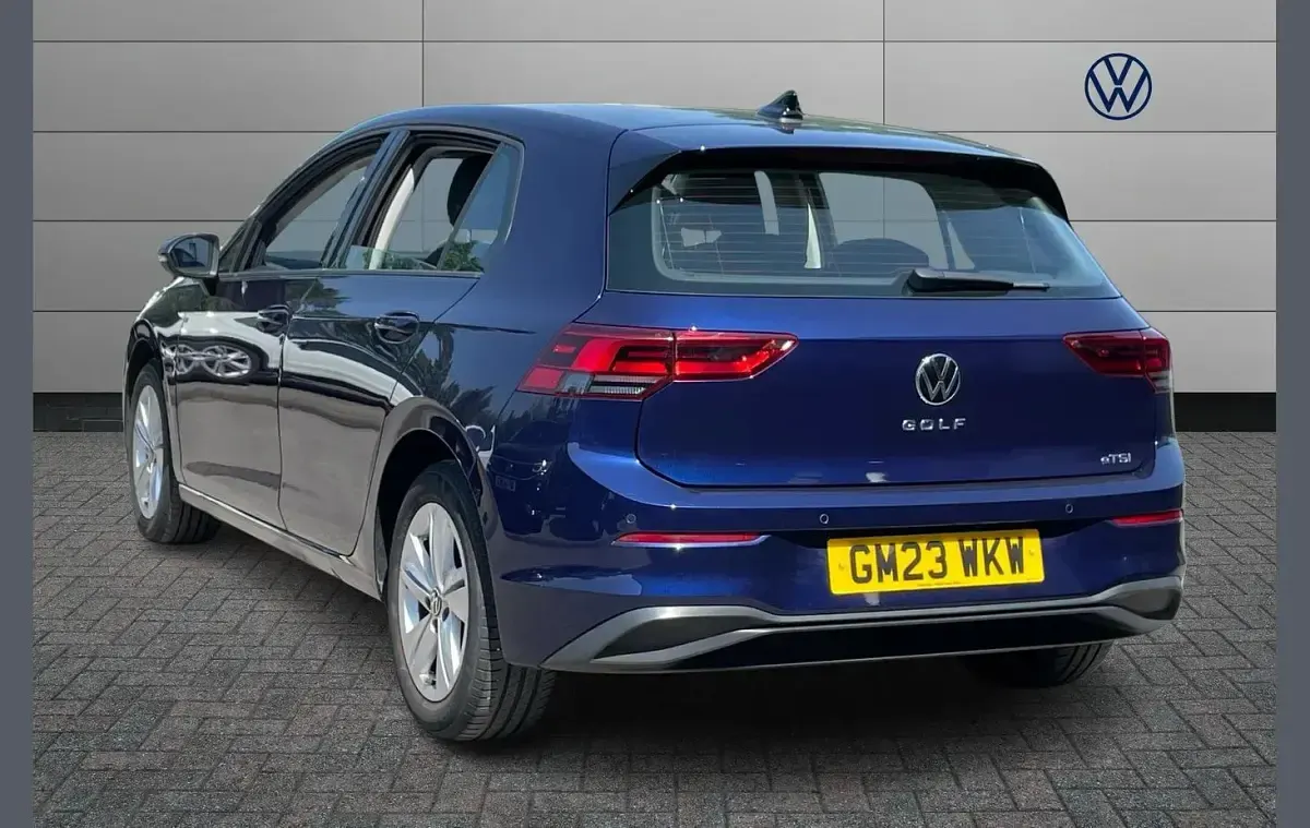 Used VW Golf VIII Life 147 HP (108 kW) 2023 Blue Hatchback