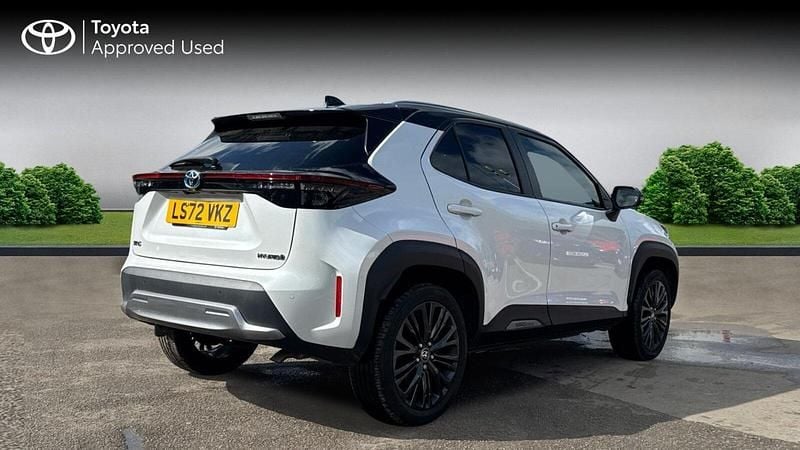 Used Toyota Yaris Hybrid 116 HP (85 kW) 2022 Platinum white pearl bitone SUV