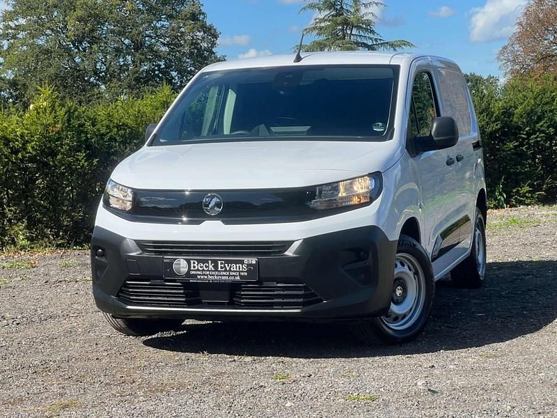 White Used 2024 Vauxhall Combo MPV | £13,500 (Fair price) - Image 1/3