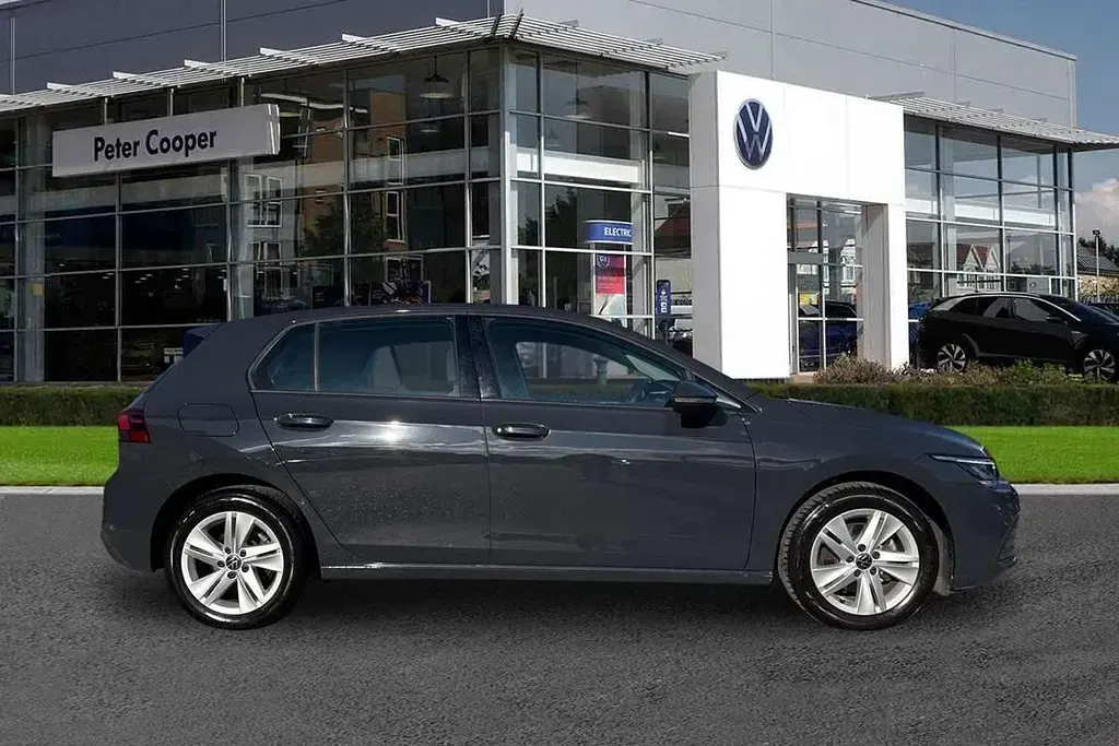 Usado VW Golf VIII Life 130 CV (95 kW) 2024 Gris Utilitario
