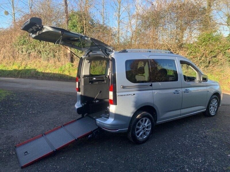 Silver Used 2023 Ford Tourneo Connect Titanium MPV | £17,995 (Super price) - Image 1/4