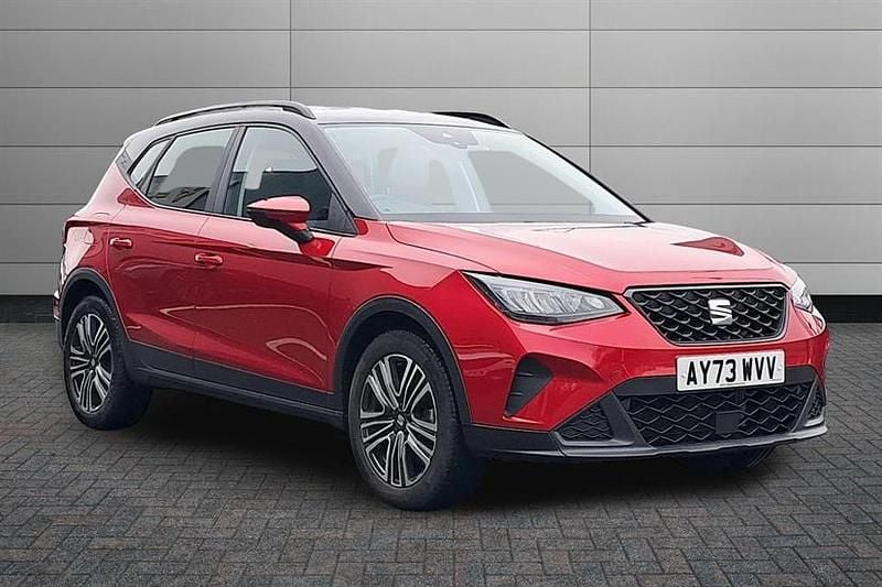 Used Seat Arona SE Technology 95 HP (69 kW) 2023 Desire red with black roof SUV
