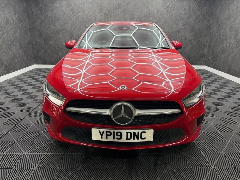 Begagnad Mercedes A180 Executive 2019 Röd Halvkombi