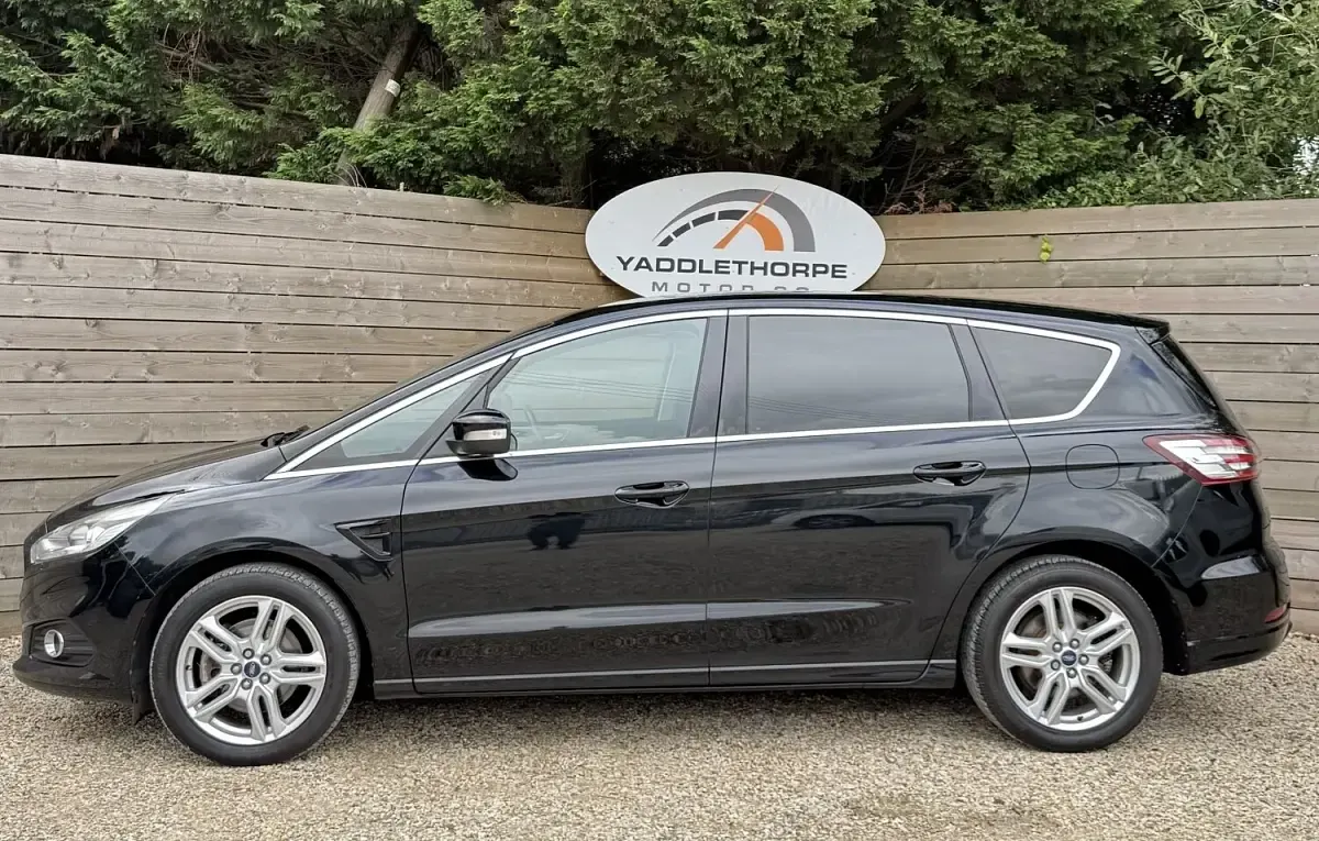 Used Ford S-MAX Titanium 180 HP (132 kW) 2017 Black MPV