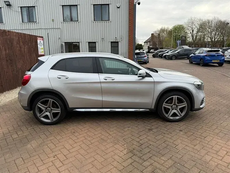 Käytetty Mercedes GLA220 AMG line 177 HP (130 kW) 2017 Hopea Katumaasturi