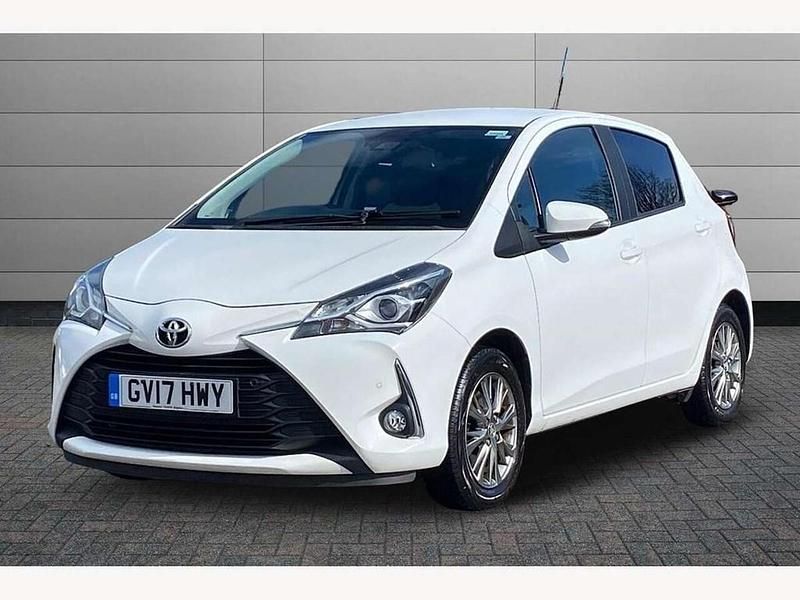Used Toyota Yaris 111 HP (81 kW) 2017 White Hatchback