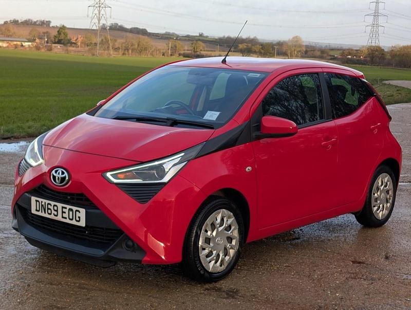 Used Toyota Aygo X-play 71 HP (52 kW) 2019 Red Hatchback