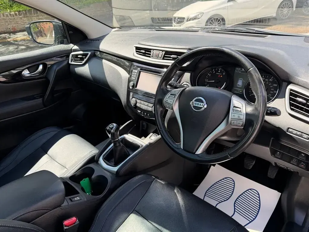 Used Nissan Qashqai Tekna 2016 White SUV