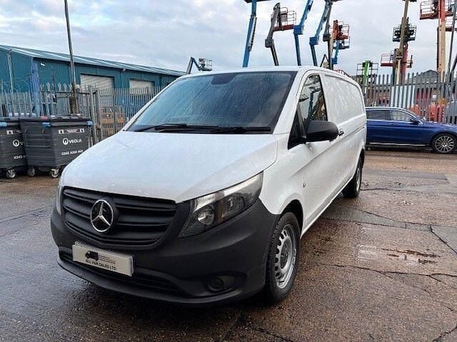 Used Mercedes Vito Progressive 161 HP (118 kW) 2021 White Van