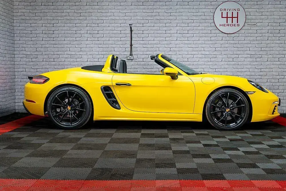 Used Porsche Boxster 300 HP (220 kW) 2017 Yellow Cabriolet