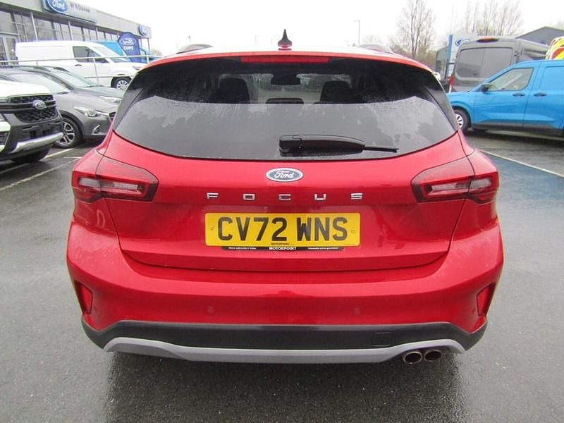 Begagnad Ford Focus Active X 125 HK (91 kW) 2022 Röd Halvkombi