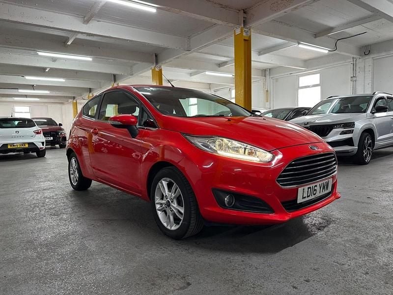 Used Ford Fiesta Zetec 100 HP (73 kW) 2016 Red Hatchback