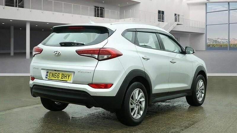 Used Hyundai Tucson SE 132 HP (97 kW) 2016 Silver SUV