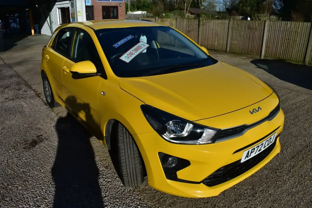 Usado Kia Rio 83 HP (61 kW) 2022 Amarelo Citadino