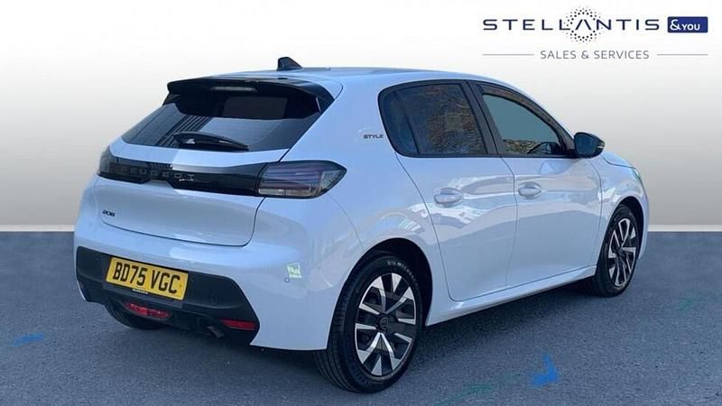 Used Peugeot 208 Style 99 HP (72 kW) 2025 White Hatchback