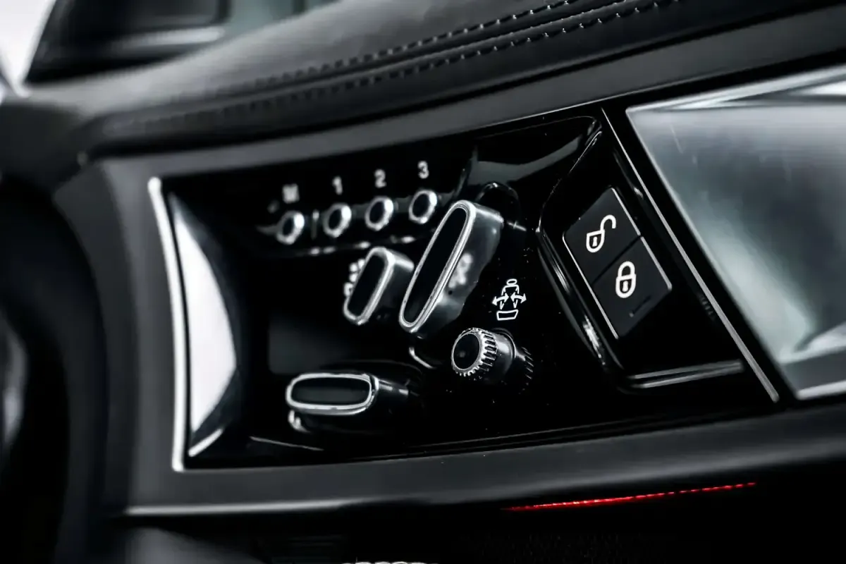 Usado Jaguar F-Type R 550 HP (404 kW) 2016 Cinzento Coupé
