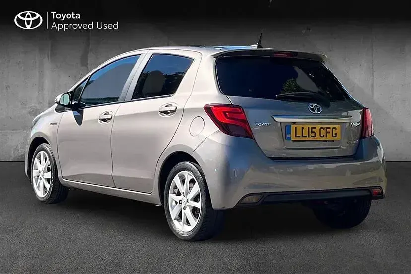 Used Toyota Yaris 100 HP (73 kW) 2015 Avantgarde bronze Hatchback