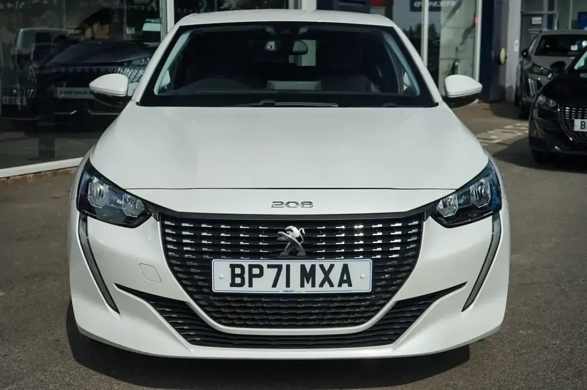 Used Peugeot 208 Allure 129 HP (94 kW) 2022 White Hatchback