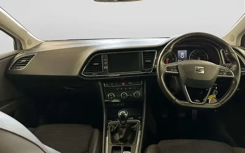 Begagnad Seat Leon FR 150 HK (110 kW) 2020 Silver Halvkombi